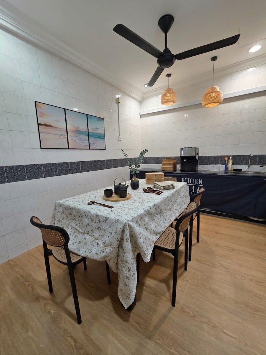 After — Warm dining with pendants & new flooring